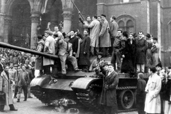 匈牙利叛军在1956年从布达佩斯主要广场夺取的坦克上挥舞国旗。